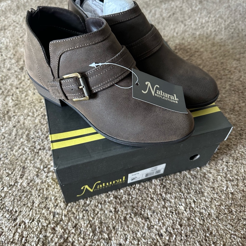 Natural Reflections Austin Booties Size 7 1/2